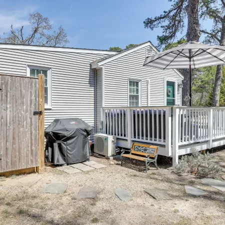 2 Mi to Beaches: Cozy Peaceful Escape w/ Deck