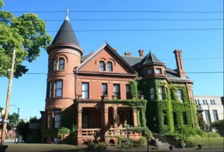 The Redstone Inn and Suites Отели рядом с достопримечательностью «Университет Дабек»