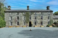 Luxury 9-Bed Manor with Hot Tub & Free Parking - Park Yeri