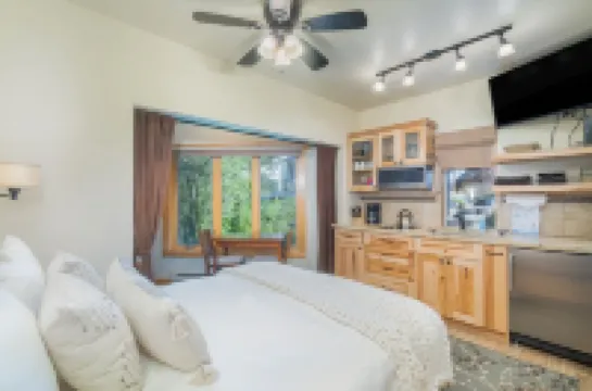 Charming Studio w Kitchenette, Hot Tub Near River Condo
