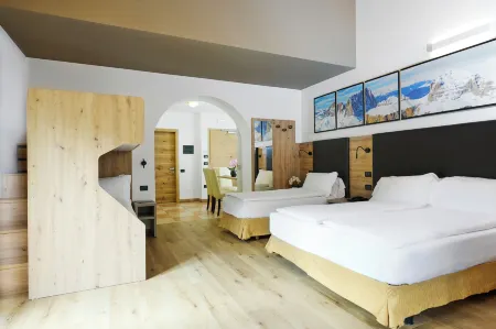 Residence Hotel Miralago Отели рядом с достопримечательностью «Piscina Comunale di Levico Terme»