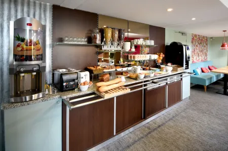 Logis Boutique Hotel Novalis Отели рядом с достопримечательностью «Eglise St-Pierre de Gradignan»