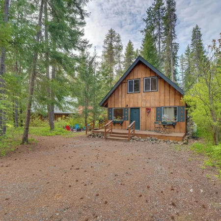 1 Mi to Lake Easton Cozy Cascades Cabin!