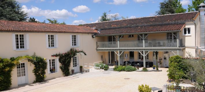 Logis Hôtel Restaurant l'Essille Hotels in Charente
