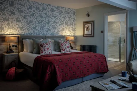 The Golden Lion at Settle Отели рядом с достопримечательностью «Settle: Holy Ascension : Church Street, Settle, North Yorkshire, BD24 9JA»