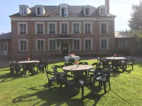 Hotel Les Champs Hôtels à : Saint-Aubin-de-Bonneval