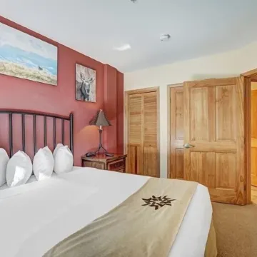 Silver Mill 8173-1Br-Walk to Slopes! Kids Ski Free! 1 Bedroom Condo by Redawning