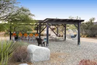 Jackalope Junction-Pool, Hot Tub, Fire Pit, BBQ & Desert Views! 2 Bedroom Home by Redawning Hotels in Pioneertown