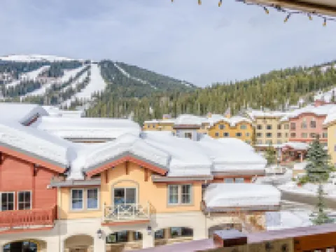 Fireside Lodge #413 by Bear Country Hotels in Sun Peaks
