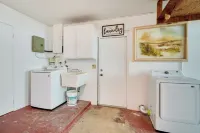 Pet-Friendly Englewood Home - 4 Mi to Beach! - spa