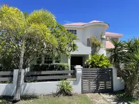 Breezy Haven in Barbados, 4 minutes from Crane Beach! Hotels in 