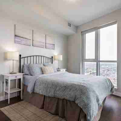 Luxury condo w breathtaking sunset views close to airport & downtown Mississauga Rooms