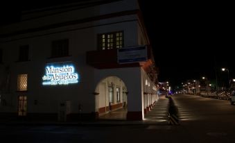 Mansion de Los Abuelos