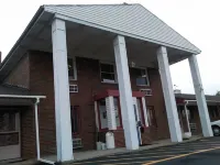 Colonial Inn Mercer-Grove City - parking