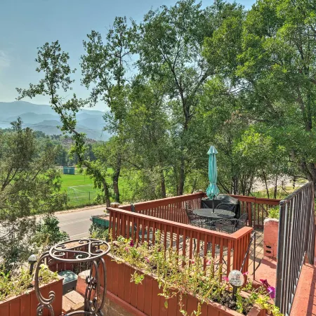 Colorful Bungalow by Pikes Peak/Garden of the Gods