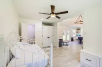 Bright Wallis Cottage w/ Pergola & Grill! Hotels in Simonton