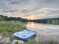 Waterfront Dunlap Cottage: Large Yard + Views Hotel di Sequatchie County