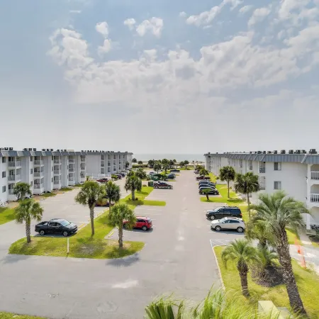 Beach Access, Walk to Golf! Gulf Shores Condo