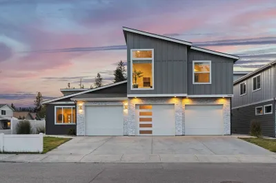 Coeur d'Alene Townhome Modern New Downtown Shops Beach