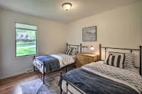Lake Nagawicka Home - 2 Blocks to Boat Launch - Homestays