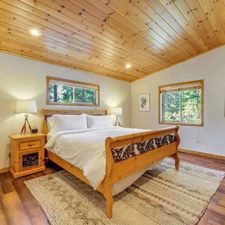 Sunny Cabin: 1 Mi to Tahoe Donner Resort!