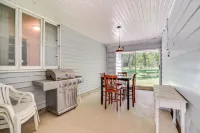 Lakeside Litchfield Home w/ Patio & Gas Grill! - Homestays