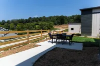 Bluffside Gardens Hotel di Decorah