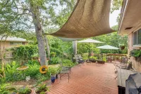 Lovely Bryan Home w/ Deck - 4 Mi to Kyle Field! - Homestays