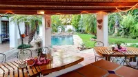 GuBas de Hoek Meet Eat Sleep - Pools