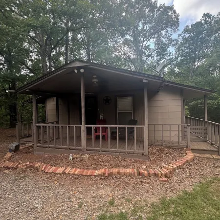 Cozy 2-bedroom cabin with WiFi, AC in charming Murfreesboro on Lake Greeson.
