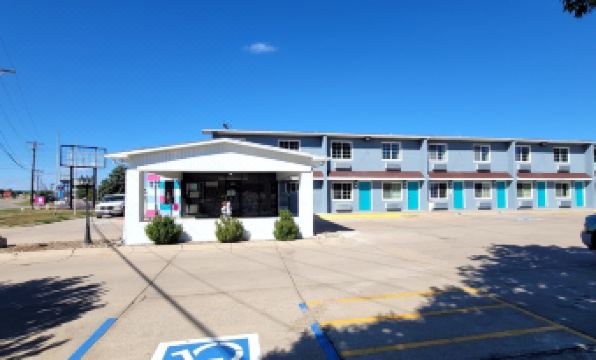 Dragonfly Inn & Suites - Housity