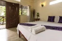 Green Mango Bungalows - parking
