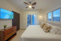 Gorgeous condo in the heart of Romatinc Zone at The Park! 2BR/2 BATHS Các khách sạn ở 
