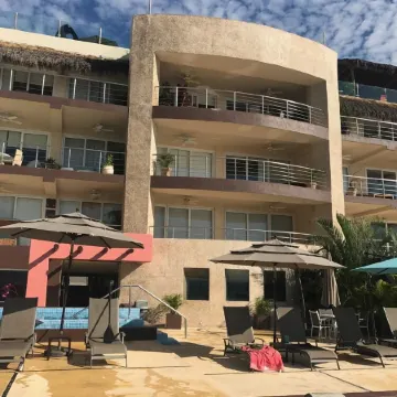 Perfect surfer getaway and family friendly beachfront condo
