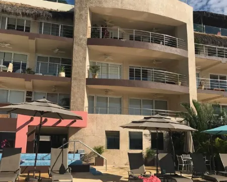 Perfect surfer getaway and family friendly beachfront condo Hoteles en Punta de Mita