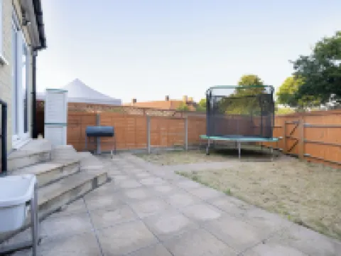 D'Luxe 5-Bed House - Sleeps 12 & Private Parking Hotels in Isleworth