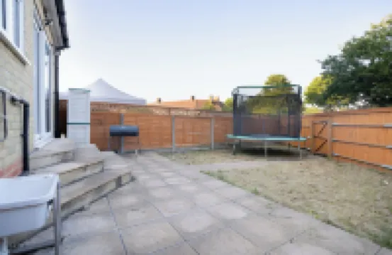 D'Luxe 5-Bed House - Sleeps 12 & Private Parking