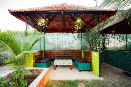 Mathura Resort Отели рядом с достопримечательностью «Сасаван Бич»