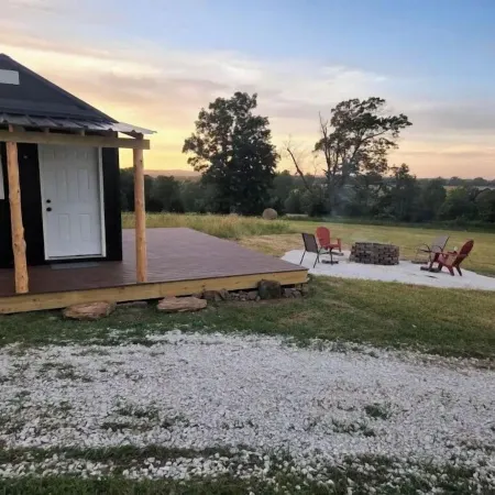 The Helen Hut-Brand New Modern Tiny Farmhouse! Отели в г. Комптон