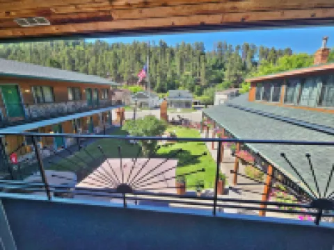 Cedar Wood Inn