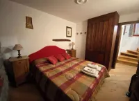 Entire Chalet with fireplace. garden, Wi-Fi, adjacent to village center