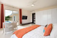 Direct Beachfront 6 BDR/en-suite /maid included. Excellent service. Rare gem (J)