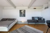 Modern Minimalistic Seeblick Design Studio mit Küche, Terrace und Parkplatz Hotels in Sipplingen