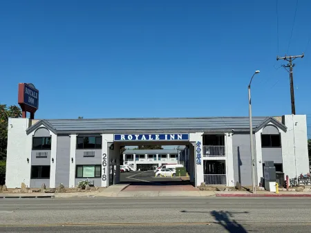 Royale Inn Motel Отели рядом с достопримечательностью «Университет Запад»