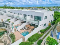 3 BR Oceanfront Beach House with Private Pool Gated Community Staircase to Ocean  호텔