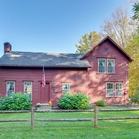 Tranquil 3 BR Stockbridge House w/ Private Deck!