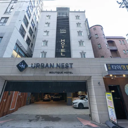 Urban Nest Hotel Отели рядом с достопримечательностью «Библиотека «Старфилд»»