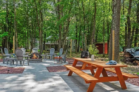 Maple Oasis by Avantstay Newly Built w/ Hot Tub, Game Room & Fire Pit Отели в г. Танкханнок Тауншип