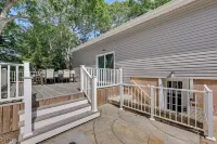 Hampton Bays Retreat Walk to Squires Beach! - 3-Star