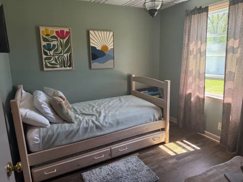 Charming 3-bedroom house steps from Lake Shore Park in Ashtabula with WiFi, AC 애슈터뷸라 호텔